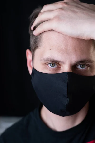 Mann mit schwarzer Gesichtsmaske. Pandemisches Coronavirus Covid-19 Quarantäne-Konzept. — Stockfoto