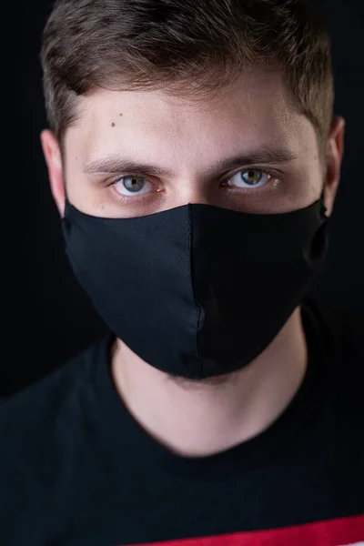 Mann mit schwarzer Gesichtsmaske. Pandemisches Coronavirus Covid-19 Quarantäne-Konzept. — Stockfoto