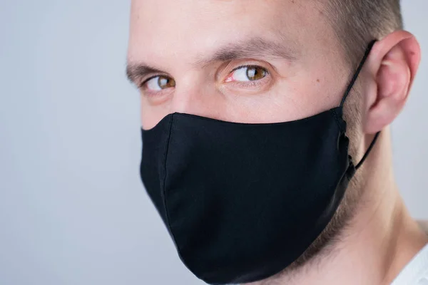 Mann mit schwarzer Gesichtsmaske. Pandemisches Coronavirus Covid-19 Quarantäne-Konzept. — Stockfoto