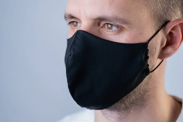 Uomo con la maschera nera. Concetto di periodo di quarantena del coronavirus covid-19 pandemico . — Foto Stock