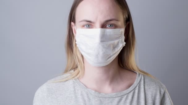 Helfen Sie, die weltweite Ausbreitung des Coronavirus zu stoppen. Im Hintergrund Frau in Maske mit ausgestreckter Hand als Symbol für Distanz halten Kommunikation vermeiden, Gesundheitskonzept — Stockvideo