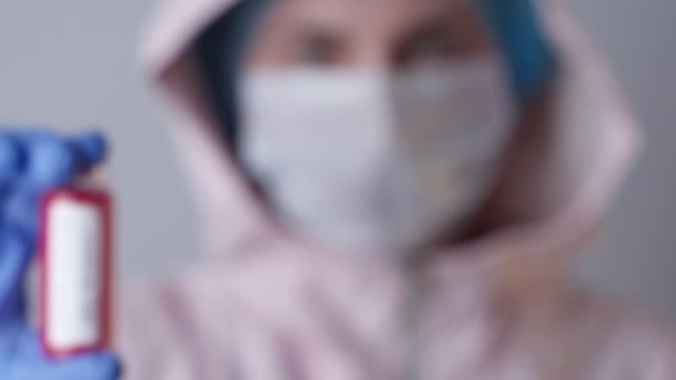 护士拿着装有血液的试管进行2019-ncov分析。 新型的中国大头牛血液检测概念 — 图库视频影像