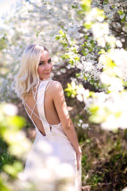 Çiçekli bahar bahçesinde güzel bir kadın