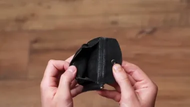 Boş cüzdanı tutan adam.