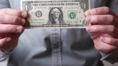 Bir dolarlık banknotun önünde el ele tutuşan adam, konsept tasarım.