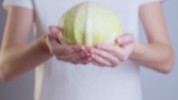 Mujer sosteniendo mostrando col verde en primer plano . — Vídeos de Stock