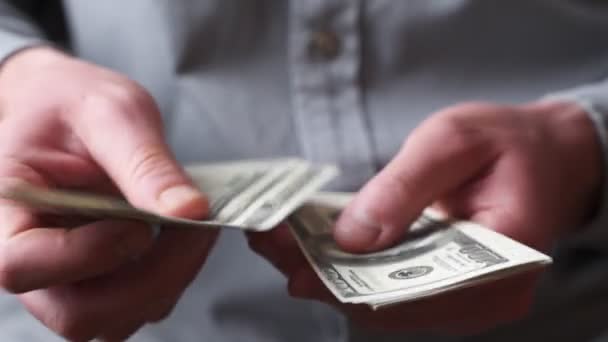 Mãos de homem adulto contar dinheiro dólares — Vídeo de Stock