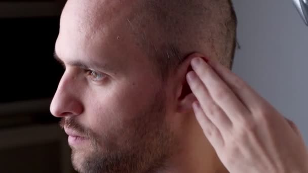 Волосся в перукарні голить чоловік з кулькою для волосся.. — стокове відео