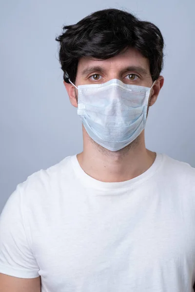 Uomo in maschera medica, isolato su sfondo grigio — Foto Stock