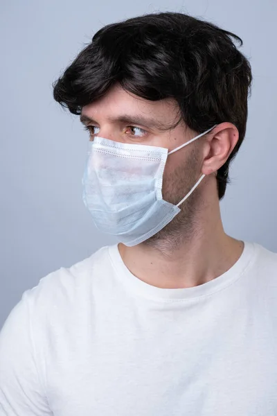 Man met een medisch masker, geïsoleerd op een grijze achtergrond — Stockfoto