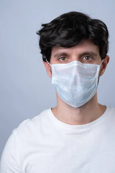 灰色の背景に隔離された医療マスクの男 — ストック写真