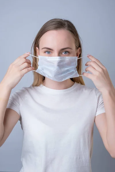女性が顔に医療用マスクをつけて — ストック写真