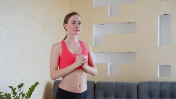 Happy fitness vrouw doet squat oefening thuis — Stockvideo