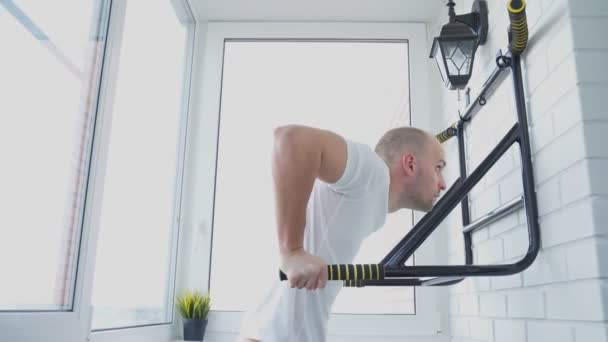 Hombre de fitness haciendo ejercicio en el bar en casa — Vídeos de Stock