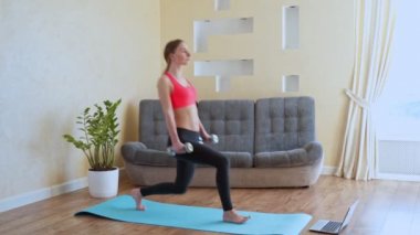 Atletik kadın ev sağlıklı yaşam spor vücut geliştirme kavramı bacaklara halter egzersiz egzersiz için popo ile ağırlıklı lunges yapıyor Isınma.