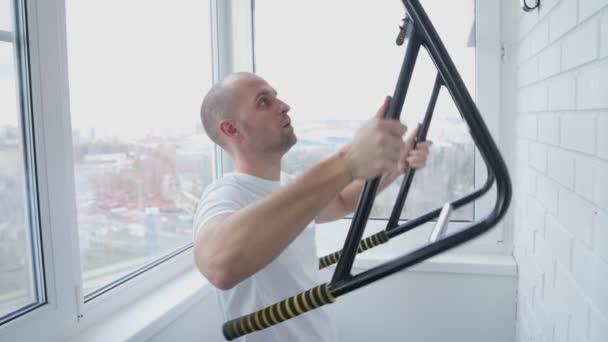 Fitness muž dělá cvičení na baru doma — Stock video