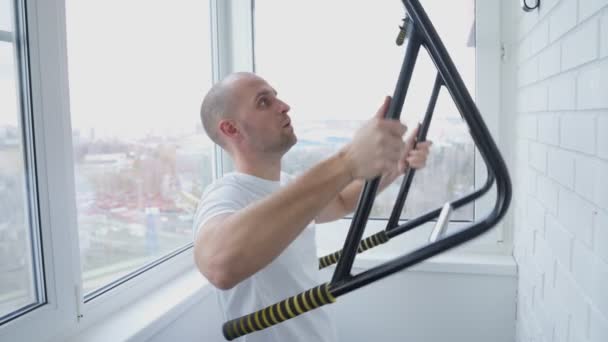 Hombre de fitness haciendo ejercicio en el bar en casa — Vídeos de Stock