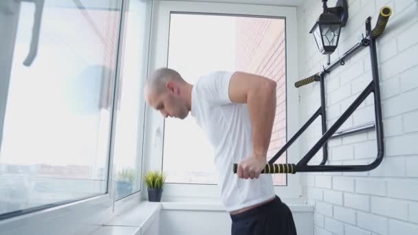 Fitness man doet oefening op de bar thuis — Stockvideo