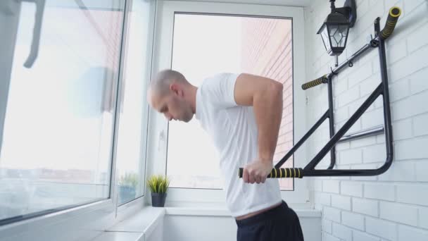 Homem de fitness fazendo exercício no bar em casa — Vídeo de Stock