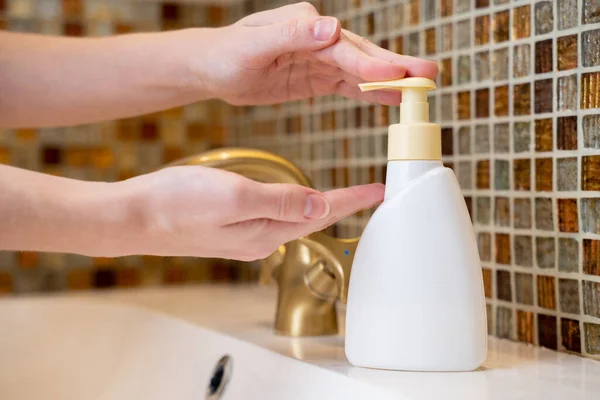用瓶子抽吸乳液的手皂 — 图库照片