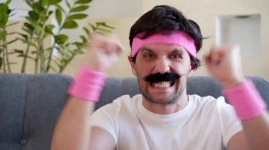 Mutlu komik adam başarısını kazanan jest ve ellerle kutluyor.