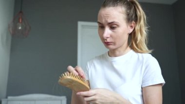 Saçlar taraklı kadınların ellerinde.