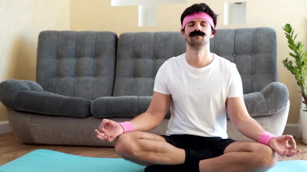 Grappige yoga. Man doet yoga oefeningen in de kamer. — Stockvideo