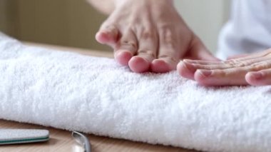 Manikür. Bir kadın parmaklarıyla tırnak etlerini kesiyor. Cilt bakımı, hijyen. Spa, manikür salonu. Evde bakım. Güzellik.