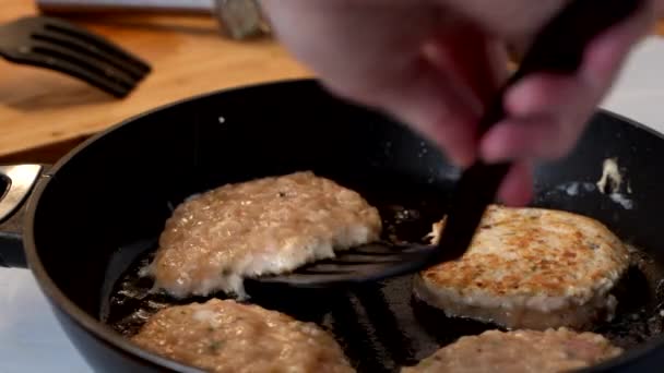 A darált húsdarabokat sütő serpenyőben sütik meg közelről. — Stock videók