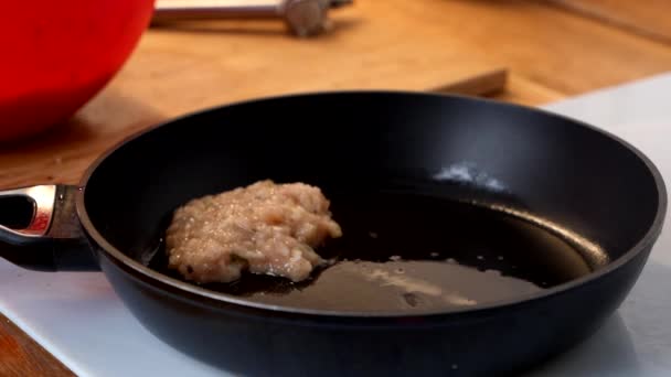 Escalopes de viande hachée sont frites dans la poêle close-up — Video