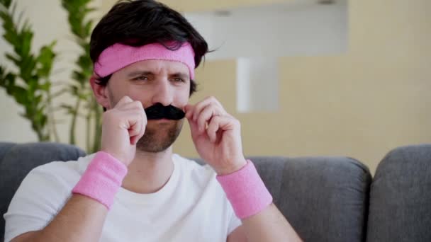 Αστείος άνθρωπος αγγίζει μουστάκι του και δίνει ένα αντίχειρες επάνω — Αρχείο Βίντεο
