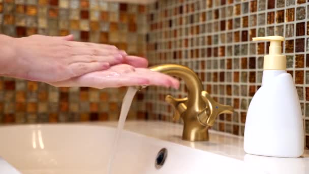 Крупный план женщины, моющей руки в ванной, чтобы предотвратить вирусную инфекцию Ковид-19. Рекомендуется мыть с мылом и проточной водой во время пандемии коронавируса . — стоковое видео