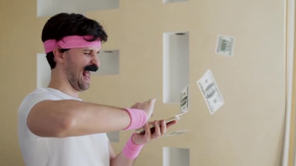 Un hombre gracioso con bigote tira dinero — Vídeo de stock
