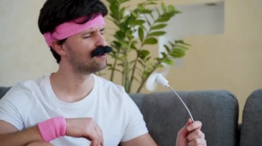 Komik adam bir hayranın önünde kendini ateşli hissediyor.