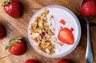 Yoğurtla kahvaltı, tahıl gevreği, süper yiyecek malzemesi, tepeden manzara. Sağlıklı beslenme kavramı, sağlıklı yaşam tarzı