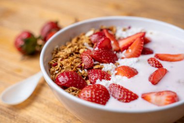 Yoğurtla kahvaltı, tahıl gevreği, süper yiyecek malzemesi, yakın çekim. Sağlıklı beslenme kavramı, sağlıklı yaşam tarzı