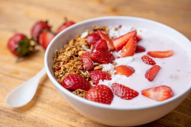 Yoğurtla kahvaltı, tahıl gevreği, süper yiyecek malzemesi, yakın çekim. Sağlıklı beslenme kavramı, sağlıklı yaşam tarzı