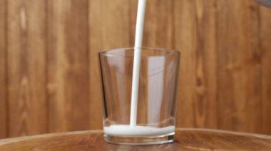 Tahta masaya beyaz yoğurt ya da buzlu meyve suyu dök.