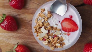 Müsli ve çilekli yoğurt.