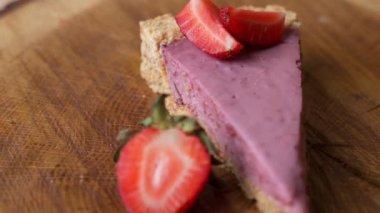 Çilekli cheesecake dilimli taze çileklerin yakın plan görüntüsü.