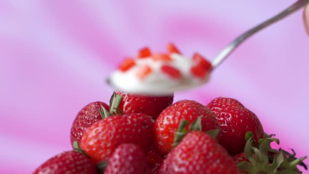 Detailní záběr zdravé jahody a bílého jogurtu na lžíci, koncept zdravé výživy potravin