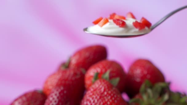 Крупный план здорового клубничного и белого йогурта на ложке, концепция здорового питания — стоковое видео