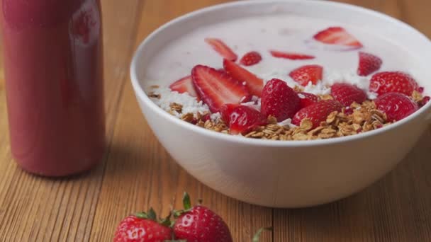 Café da manhã rotativo com iogurte, granola, com coberturas de superalimentos, vista de perto. Conceito de alimentação saudável, estilo de vida saudável — Vídeo de Stock