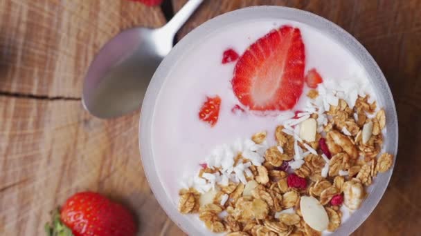 Petit déjeuner rotatif avec yaourt, granola, avec garnitures superfood, la vue du haut. Concept de saine alimentation, mode de vie sain 