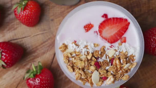 Desayuno giratorio con yogur, granola, con ingredientes de superalimentos, la vista desde la parte superior. Concepto de alimentación saludable, estilo de vida saludable — Vídeos de Stock