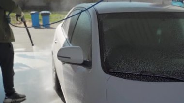 El ile araba yıkama Oto yıkama dışında basınçlı su ile.