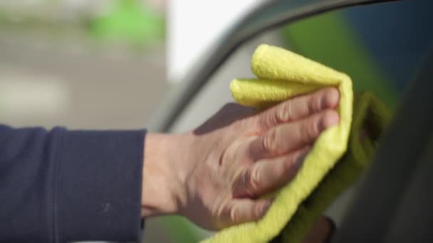 Auto φροντίδα προσωπικό καθαρισμού υαλοπίνακα παράθυρο αυτοκινήτου με ύφασμα μικροϊνών — Αρχείο Βίντεο