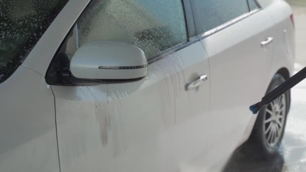 Lavado manual de vehículos con agua a presión en el exterior . — Vídeos de Stock