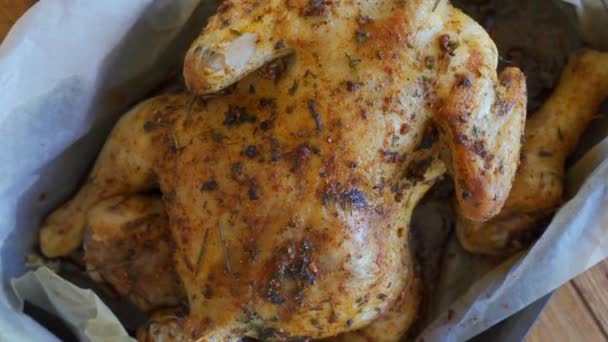 Sült sült egész csirke ropogós bőrrel. A kilátás felülről — Stock videók