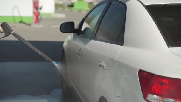 Lavage manuel de voiture à l'eau sous pression dans le lavage de voiture à l'extérieur . — Video